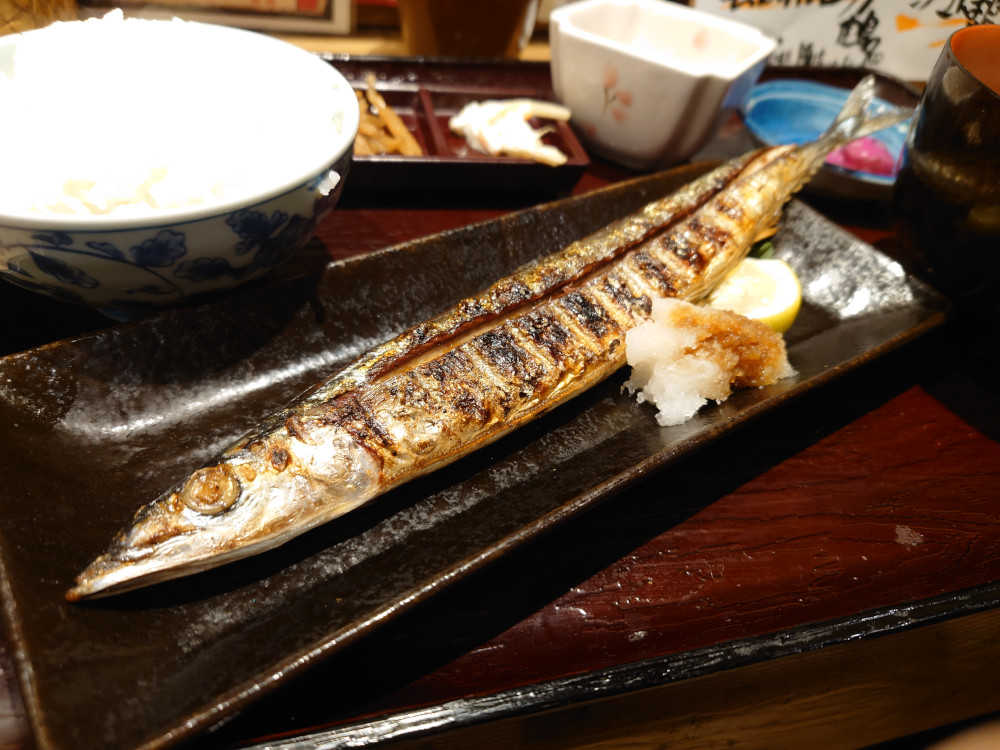 赤坂「ごはんと肴 てっぺん」の汐さんま焼き定食