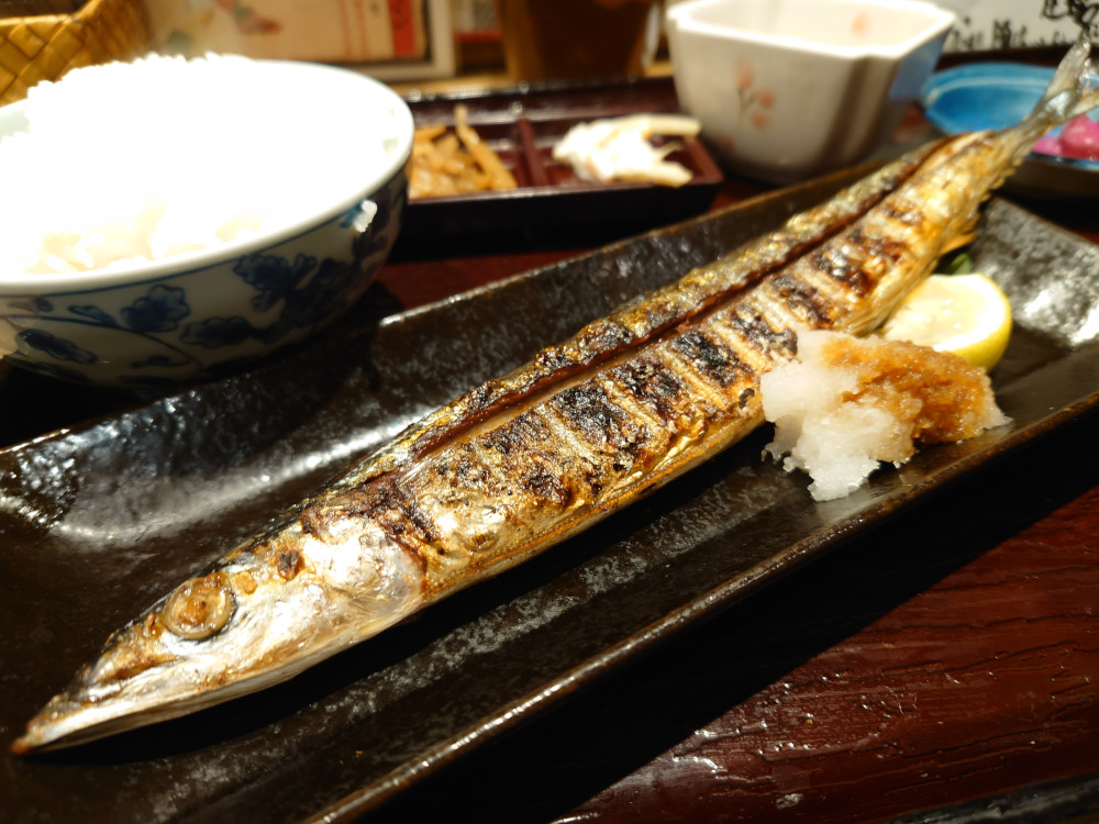 赤坂「ごはんと肴 てっぺん」の汐さんま焼き定食