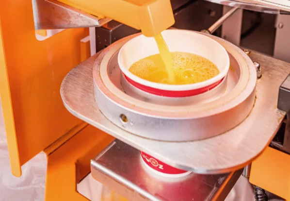 福岡空港に設置された生搾りオレンジジュース自販機「IJOOZ」