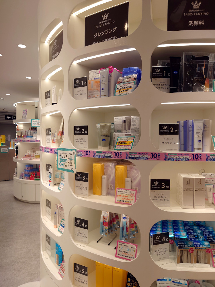 @cosme STOREアミュエスト　博多店