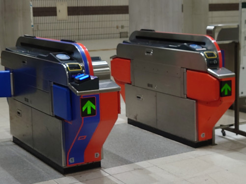 福岡市地下鉄の改札(タッチ決済で乗車できます)