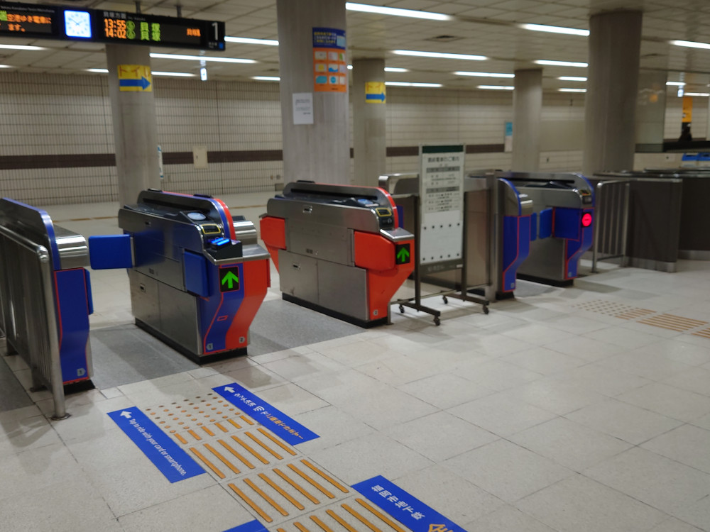 福岡市地下鉄の改札（タッチ決済で乗車できます）