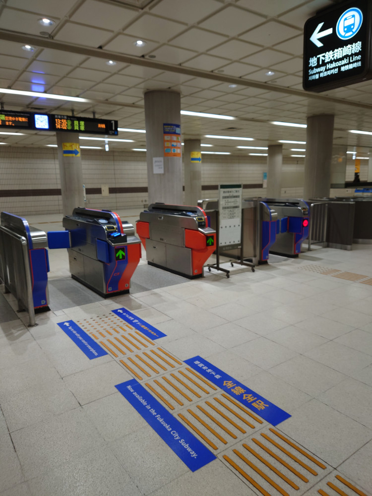 福岡市地下鉄の改札(タッチ決済で乗車できます)