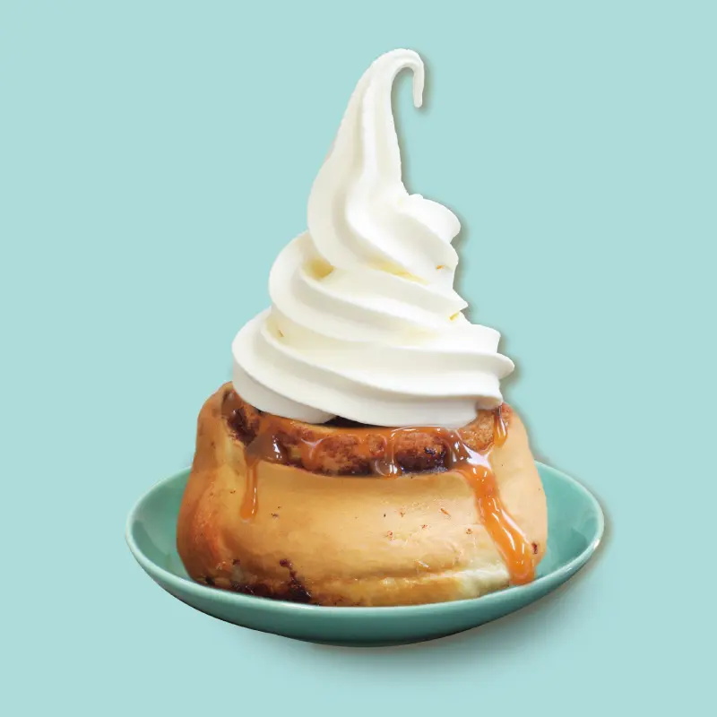 シンプルに焼き上げたプレーンシナボンにソフトクリーム、キャラメルソースをトッピングした「シナボンアラモード」
ソフトクリームブランド『CARVEL』